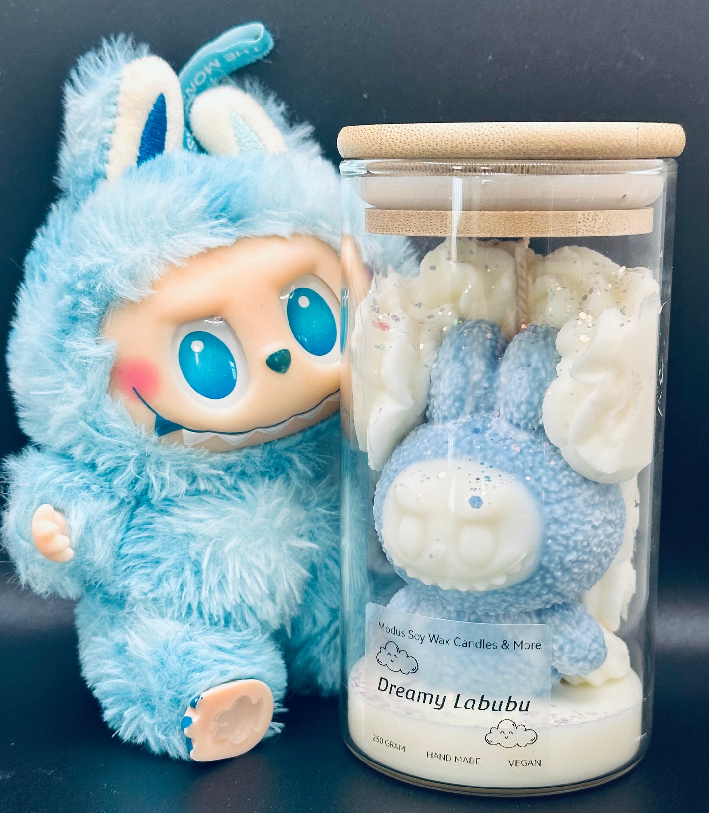Limited edition: Dreamy Labubu Sojawax Kaars - Modus Candles & More