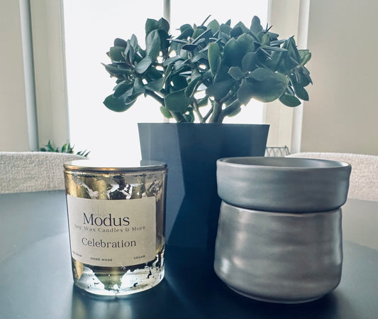 Wax Brander grijs met minimalistisch design - Modus Candles & More